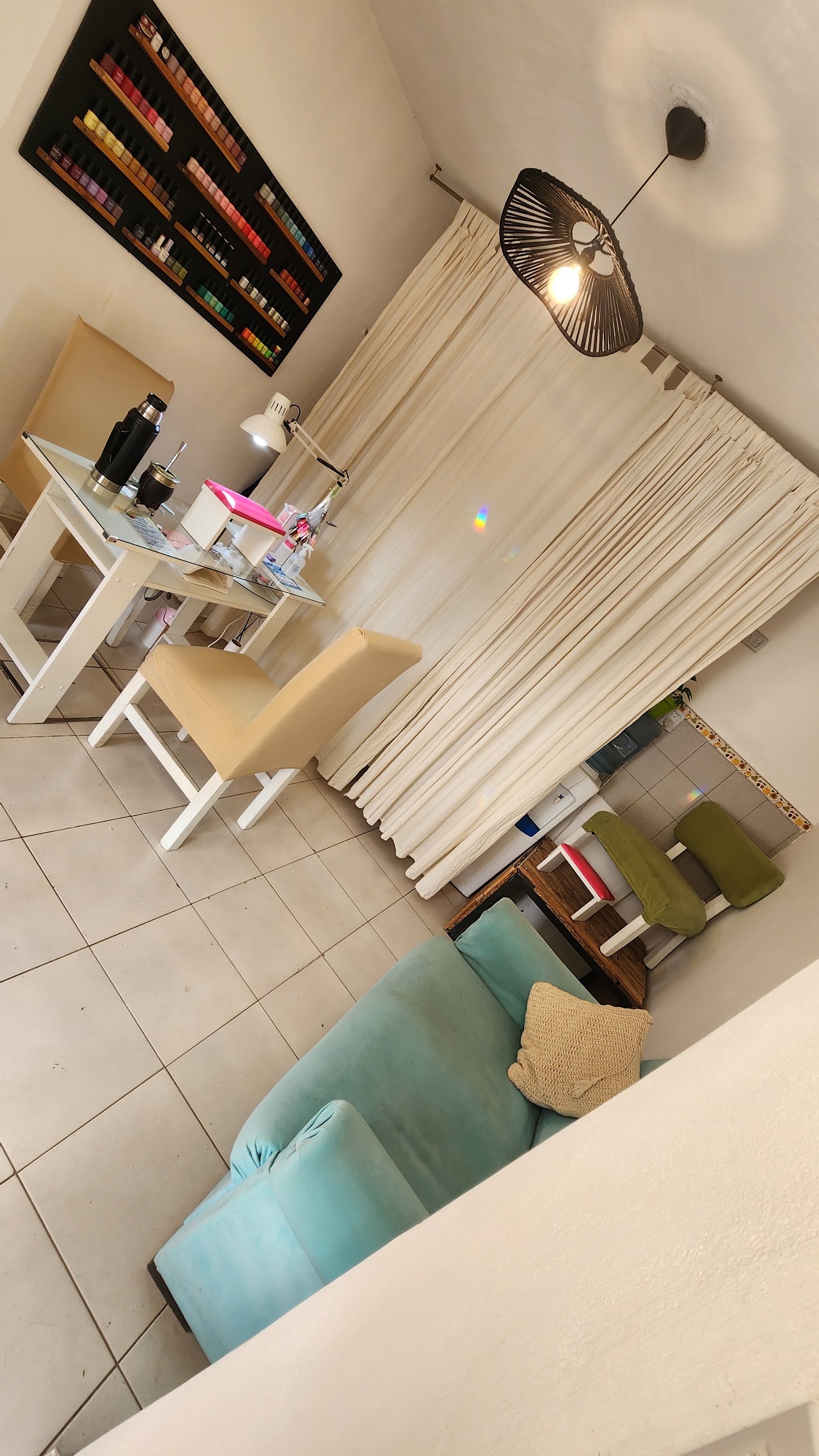 Salón boutique de Limadas Estética en Castelar con estaciones de manicura y ambientación relajante