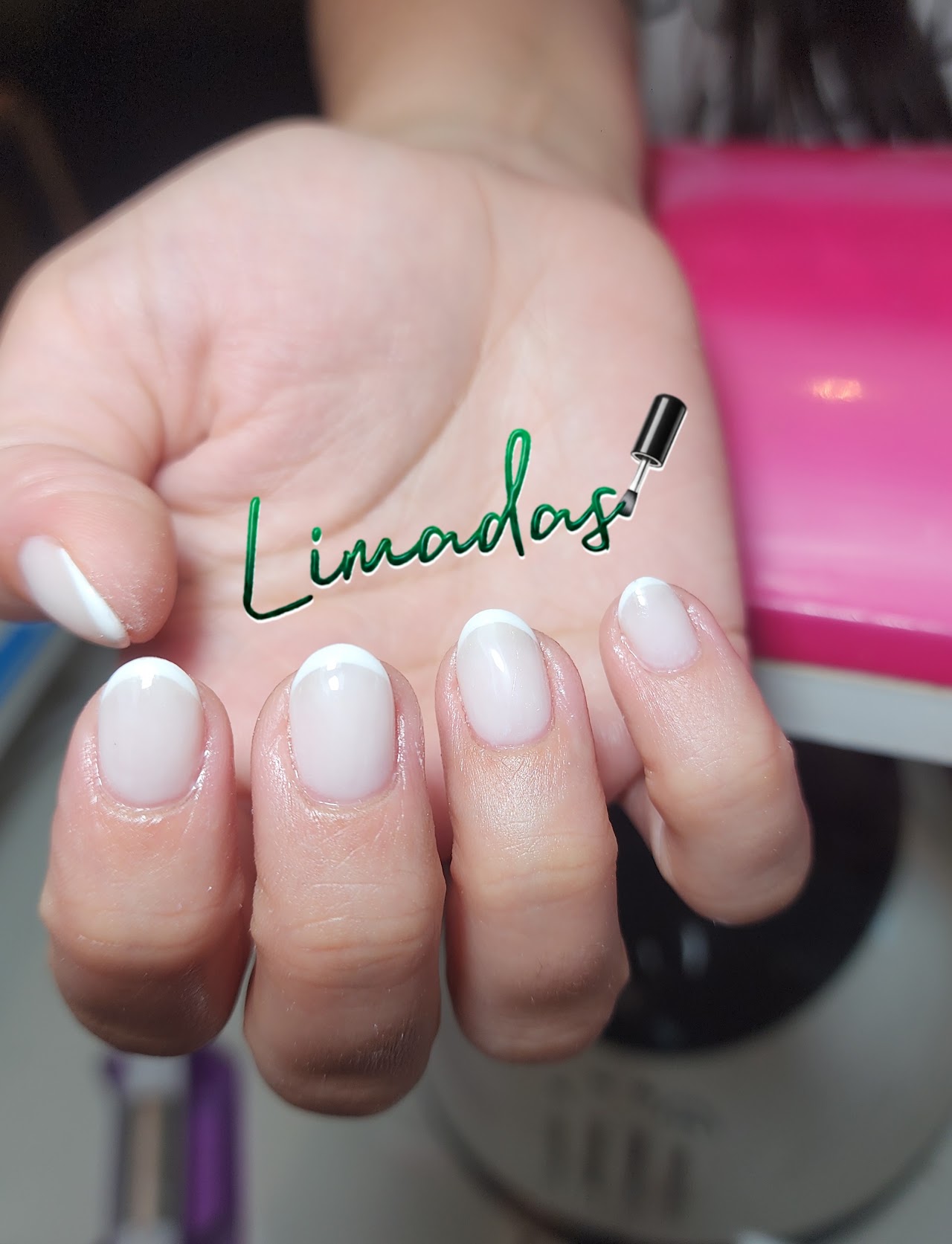 Primer plano de manos femeninas con manicura minimalista y detalles dorados delicados en Limadas Estética